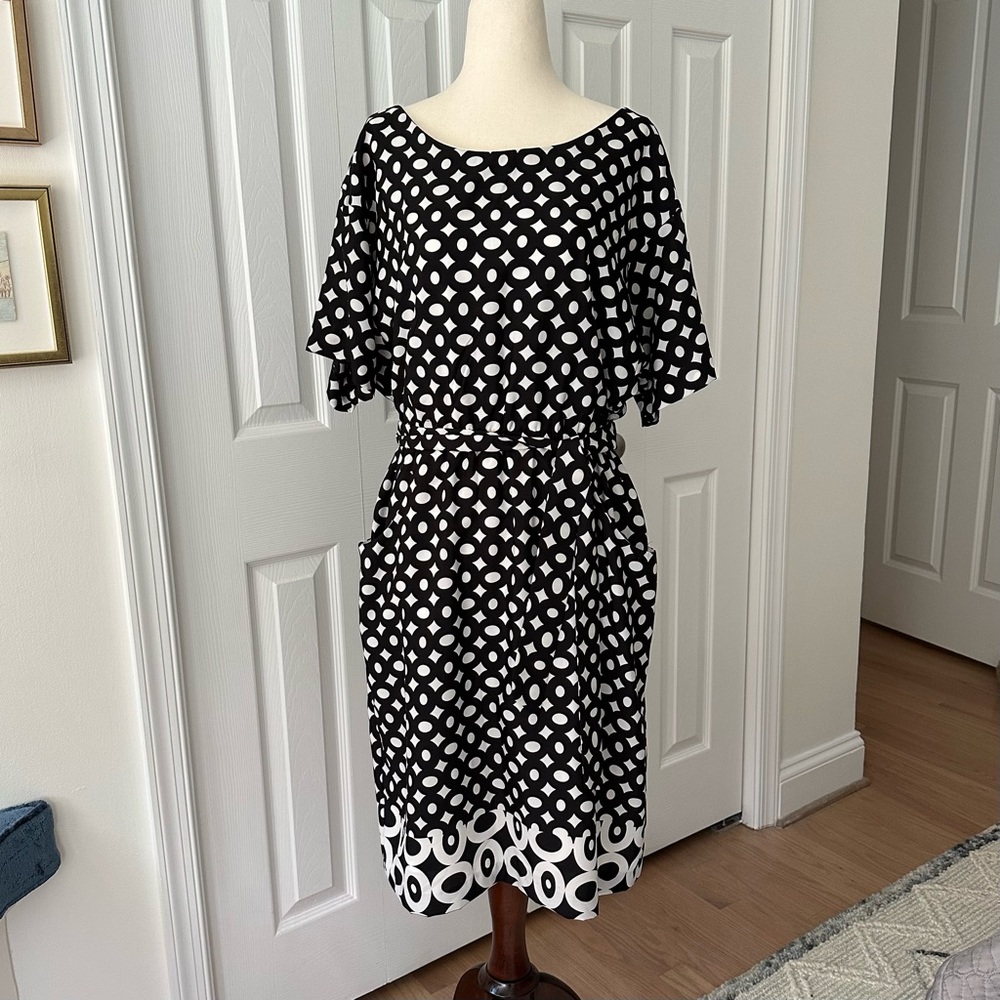 Just Taylor - Black & White Geometric Dress with Pockets - Size 8